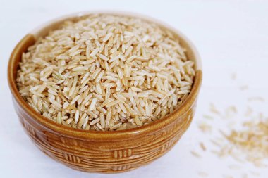 beyaz zemin üzerinde kahverengi pirinç