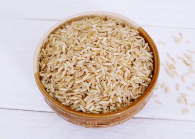 beyaz zemin üzerinde kahverengi pirinç