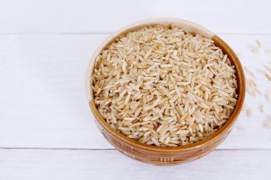 beyaz zemin üzerinde kahverengi pirinç