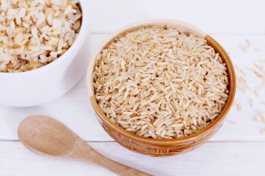 beyaz zemin üzerinde kahverengi pirinç