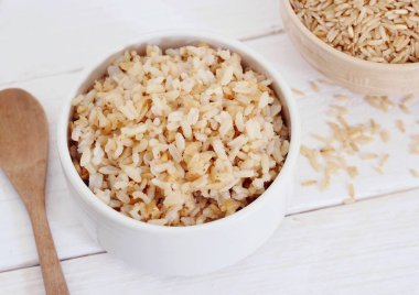 beyaz zemin üzerinde kahverengi pirinç