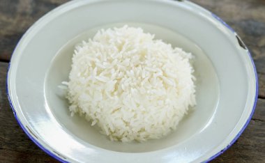 Beyaz pirinç pişmiş plaka