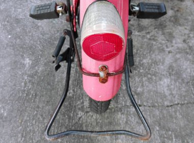 Bisiklet parçaları, araçları ve siyah grunge arka plan ekipman