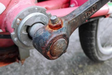 Bisiklet parçaları, araçları ve siyah grunge arka plan ekipman