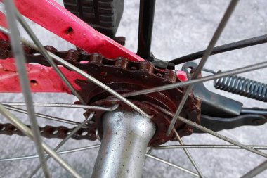 Bisiklet parçaları, araçları ve siyah grunge arka plan ekipman