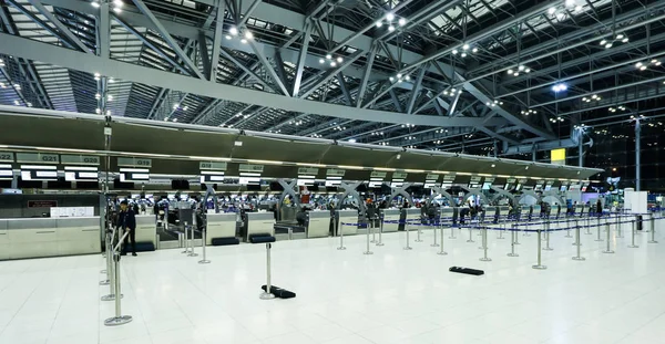 El movimiento de turistas dentro del aeropuerto de Suvarnabhumi. Aeropuerto de Suvarnabhumi es uno de los dos aeropuertos internacionales que sirven Bangkok — Foto de Stock