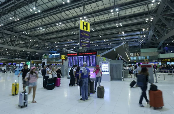 O movimento de turistas dentro do Aeroporto de Suvarnabhumi. Aeroporto de Suvarnabhumi é um dos dois aeroportos internacionais que servem Bangkok — Fotografia de Stock