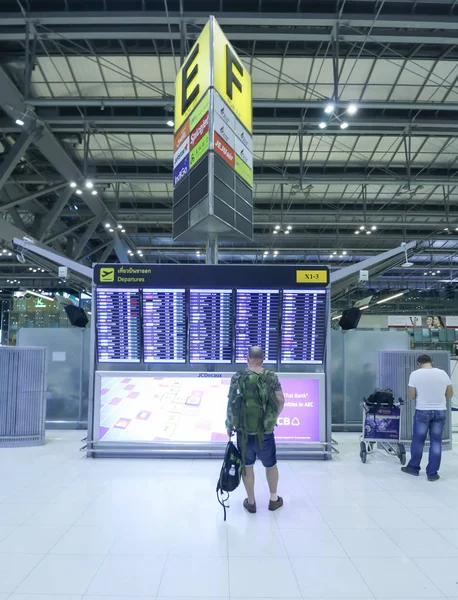 El movimiento de turistas dentro del aeropuerto de Suvarnabhumi. Aeropuerto de Suvarnabhumi es uno de los dos aeropuertos internacionales que sirven Bangkok — Foto de Stock