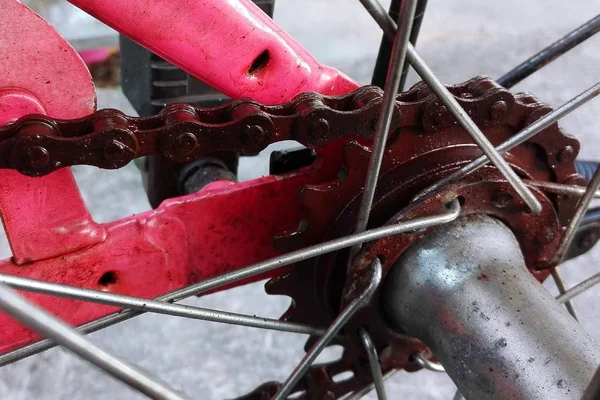 Części rowerowe, narzędzia i sprzęt na tle nieczysty czarny — Zdjęcie stockowe