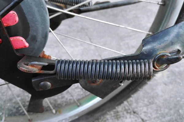 Części rowerowe, narzędzia i sprzęt na tle nieczysty czarny — Zdjęcie stockowe