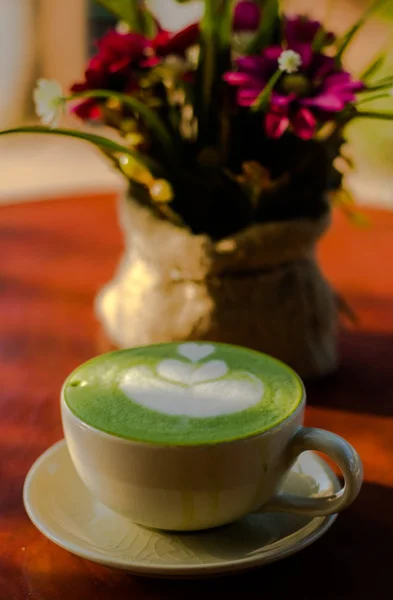 Teh hijau latte pada latar belakang kayu Stok Gambar Bebas Royalti