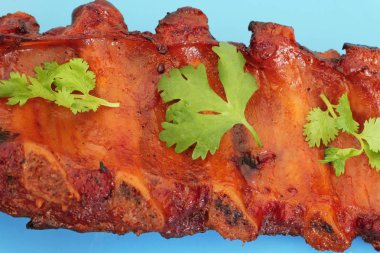 Izgara Barbekü Domuz kaburga plaka üzerinde