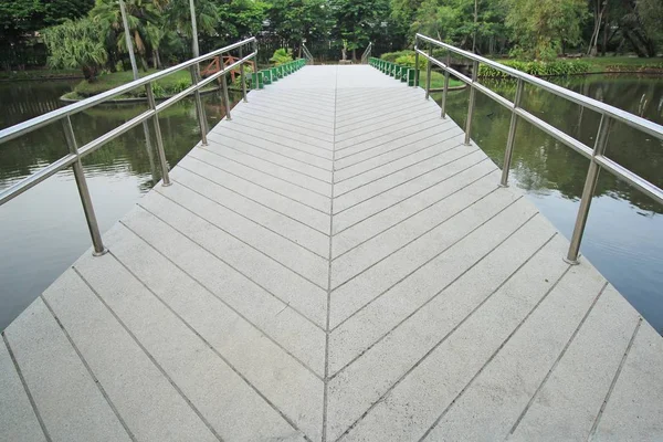 Bridge of wandelpad in het park — Stockfoto