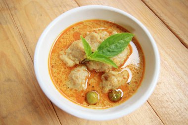 Balık topu ile yeşil köri ve leziz yemekleri patlıcan, Tayland