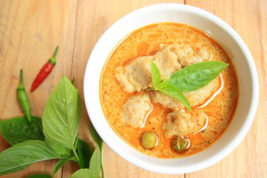 Balık topu ile yeşil köri ve leziz yemekleri patlıcan, Tayland