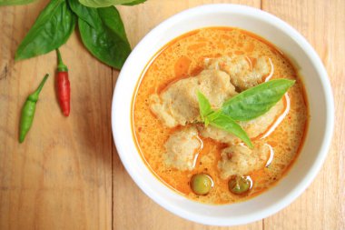 Balık topu ile yeşil köri ve leziz yemekleri patlıcan, Tayland