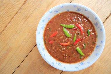 Ahşap masa kase Chili yapıştırın