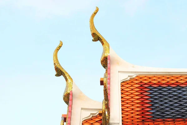 Gable apex architecture of golden buddha of thailand — Stock Photo, Image