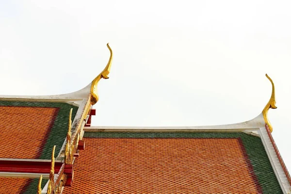 Gable apex arquitectura de buda dorada de Tailandia —  Fotos de Stock