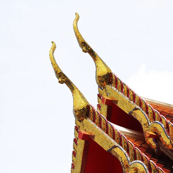 Gable apex arkitekturen av gyllene buddha Thailand — Stockfoto