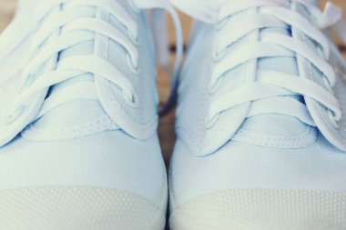 Ahşap arka plan üzerinde beyaz spor ayakkabı