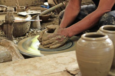 Potter iş başında.