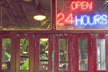 neon işaret üstünde 24 saat kahve dükkanında duvar