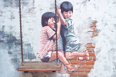 Müzede duvar ahşap salıncaklar ve Resim Sergisi.