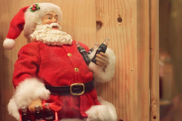 Santa Claus with Coca-Cola Classic shop — Stock Photo, Image