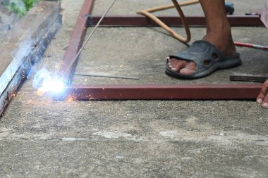 Tayland'da çalışan kaynakçılar