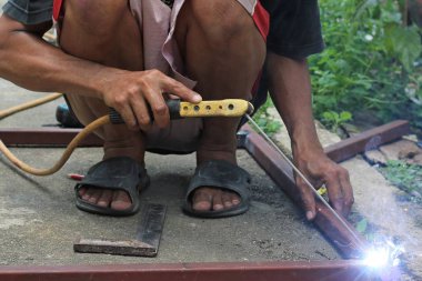 Tayland'da çalışan kaynakçılar