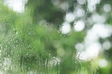 Pencereye yağmur damlaları