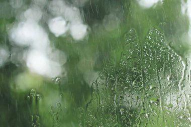 Pencereye yağmur damlaları