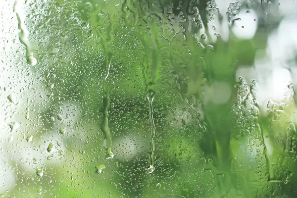 窓に雨が降り — ストック写真