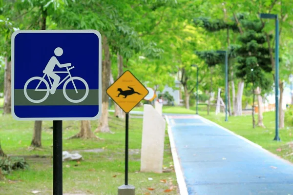Kerékpár útjelző tábla az úton — Stock Fotó
