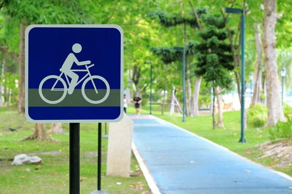 Οδική πινακίδα ποδηλάτων στο δρόμο — Φωτογραφία Αρχείου