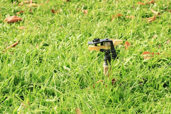 Aspersor de césped de jardín automático — Foto de Stock