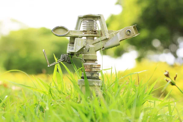 Автоматичний розпилювач садового газону — стокове фото