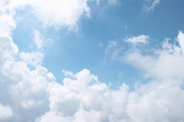 Beyaz bulutlu mavi gökyüzü