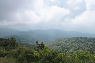 Dağ sabah gökyüzü bulutlu