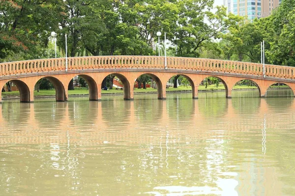 Güzel turuncu çimento köprü Chatuchak genel Park — Stok fotoğraf