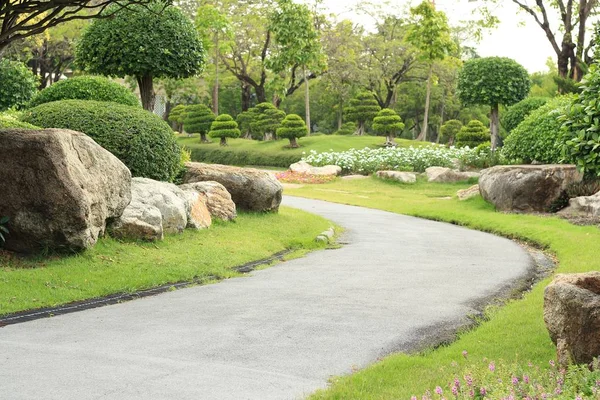 Kurva gångväg i offentlig park — Stockfoto