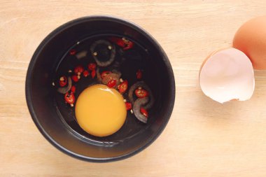 Mutfakta yumurta pişiriyorum.