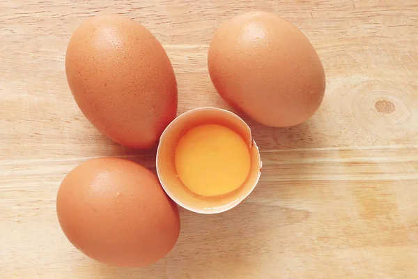 Кулинарные яйца на кухне — стоковое фото