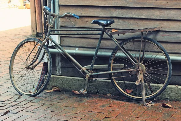 Vecchia bicicletta appoggiata al muro — Foto Stock