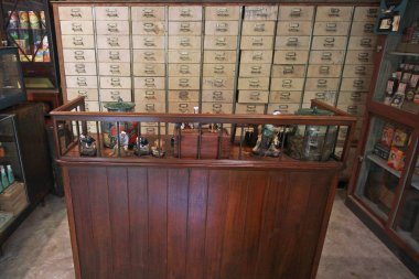 Ürün koleksiyonları dekorasyonu ile eski Dükkanı