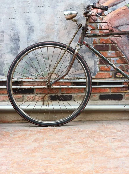 Vecchia bicicletta appoggiata al muro — Foto Stock