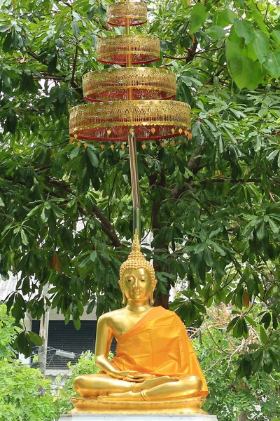 Estatua de Buda de Oro en el jardín tropical — Foto de Stock