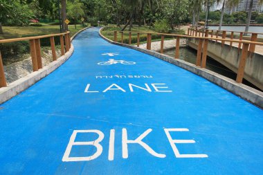 Bisiklet yolu asfalt üzerinde beyaz boyalı işaret