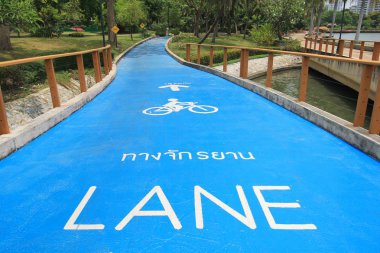 Bisiklet yolu asfalt üzerinde beyaz boyalı işaret